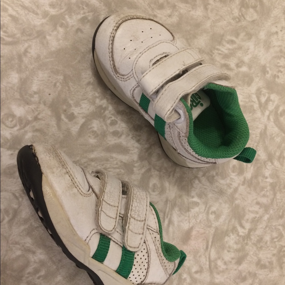 Tennis shoes